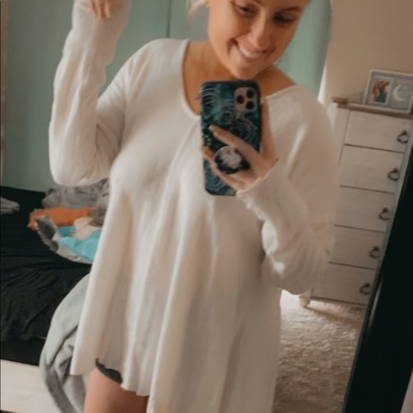 Two sweaters - Picture 5 of 6